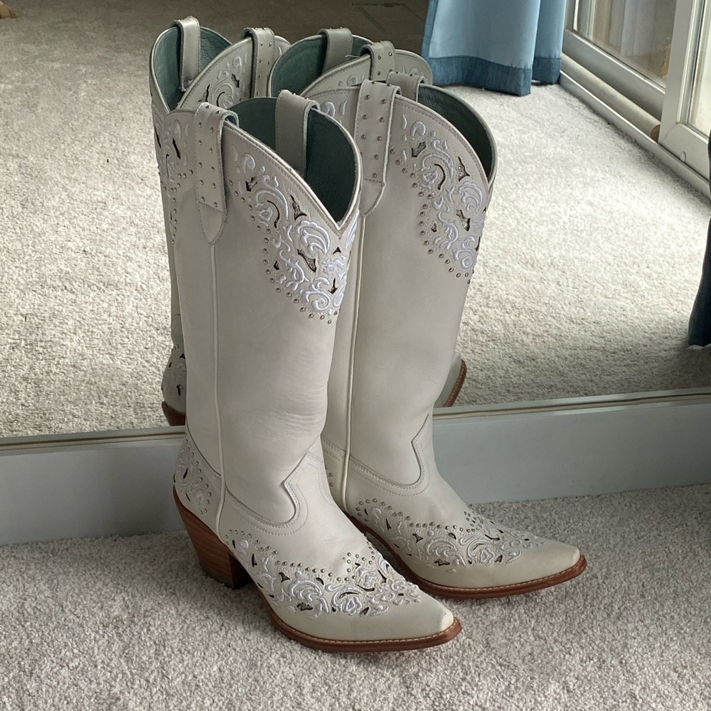 Shyanne White Embellished Danitza Western Boots - Snip Toe - Picture 3 of 11